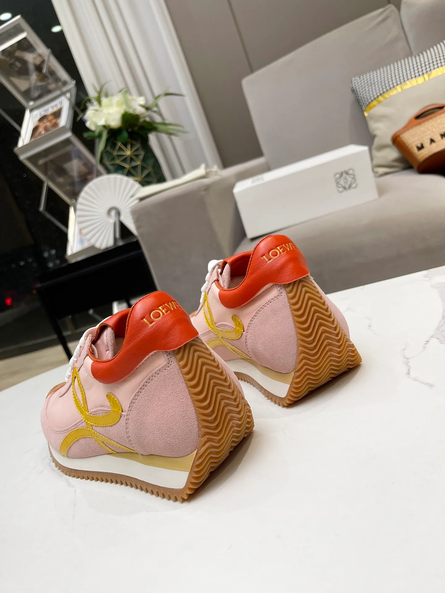 👟👟Ex-factory price 520👟👟 Men's code +10 Women's model: 35--39 (customized code 40 for women), Men's model: 40--44 (customized code 45 for men), 🔥🔥Hot LOEWE 2024 latest inner color block moral training shoes Forrest Gump shoes super good-looking super versatile color block stitching upper Very high-end hidden inner vagina 4cm! The heel has a novel design, is soft and comfortable, and has an exclusive brand logo on the side. It will be rated as the most comfortable sneaker of the year and is a must-have for your shoe cabinet!  The upper is made of special original cowhide + original cloth imported from Australia. The cowhide insole / original private model is exclusively customized with a 1:1 outsole!  Complete set in original packaging.